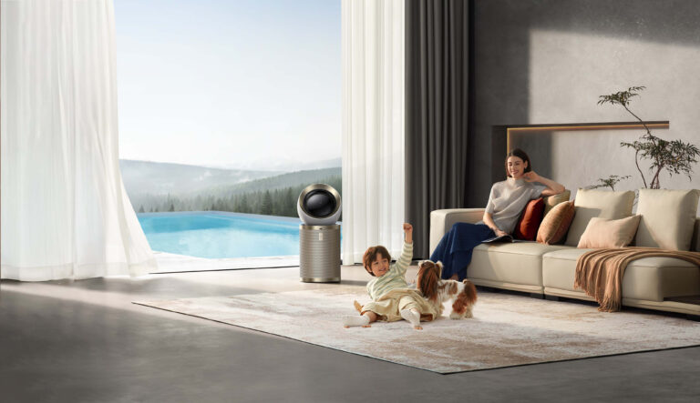 De luchtreiniger van Dreame, met een hond en een man in beeld.