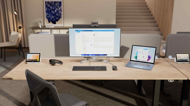 Producten van Logitech op een tafel. Muis, toetsenbord, dat soort zaken.