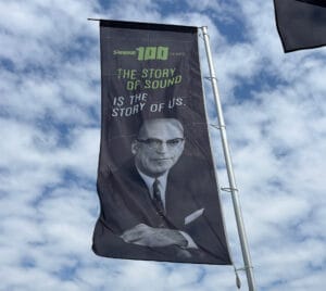 Een banner met daarop de oprichter van Shure, de audiofabrikant