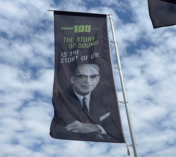 Een banner met daarop de oprichter van Shure, de audiofabrikant