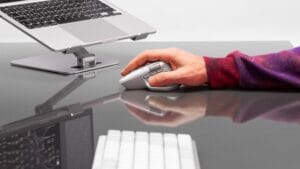 Een hand op een MX Master 4 muis