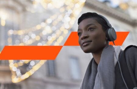 ‘Retailers moeten verder kijken dan kortingen tijdens feestdagen’ Eenv rouw met een koptelefoon op tijdens de feestdagen.