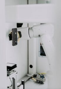 Robot met een iPhone.