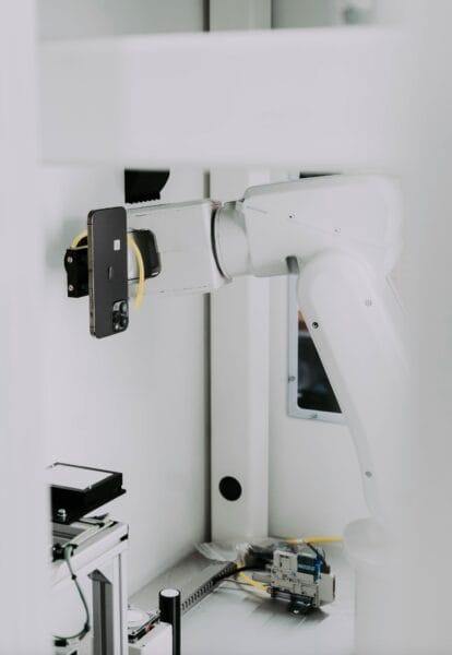 Robot met een iPhone.