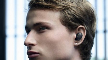 Sony WF-1000XM6 oordopjes hebben verbeterde ruisonderdrukking De nieuwe earbusd van Sony in gebruik.